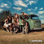 Nicolás Amelio-Ortiz Instagram – El primer paso para iniciar una carrera cinematográfica es salir a filmar, y así fue como comenzó esta historia.
Un día como hoy hace 10 años se estrenaba “El Bosque de los Sometidos”, el primer cortometraje de @nicolas.amelioortiz y el proyecto que marcó un antes y un después en su carrera como director de cine.
“No existía ZEPFILMS. No existía ninguno de los proyectos que hice. No tenía experiencia ni mucho menos idea de cómo dirigir un proyecto. La cámara con la que grabamos no le llega ni a los talones a las que vienen hoy en día con cualquier teléfono movil. Y con todo eso, el rodaje de esta película —con sus errores y aciertos— fue una de las experiencias más importantes de toda mi vida. (…) No tengan miedo a salir a filmar. No tengan miedo a arriesgarse. No tengan miedo a fallar. El tiempo siempre recompensa a los que se la juegan”.
Un castillo abandonado, un grupo de estudiantes con ganas de crecer y un monstruo difícil de olvidar… ¡te mostramos un poco de lo que fue esta aventura en el bosque!