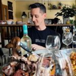 Nicolás Amelio-Ortiz Instagram – Bueno gente, me tomé un fin de semana en Sitges, me comí un cocido espectacular y me compré el buzo de la selección. Eso y una copa de vino será mi ritual de celebración antes de embarcarme durante los próximos meses en la mejor aventura de mi vida 🎬🎥🤘For those about to rock… we salute you!