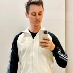 Nicolás Amelio-Ortiz Instagram – Bueno gente, me tomé un fin de semana en Sitges, me comí un cocido espectacular y me compré el buzo de la selección. Eso y una copa de vino será mi ritual de celebración antes de embarcarme durante los próximos meses en la mejor aventura de mi vida 🎬🎥🤘For those about to rock… we salute you!
