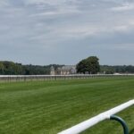 Nicolas Couteau Instagram - Prix de Diane 2023 🏇🏆 Quelqu’un m’explique la gueule que je tire 😭 au passage c’est quoi votre sport favori ? 😊 Chantilly