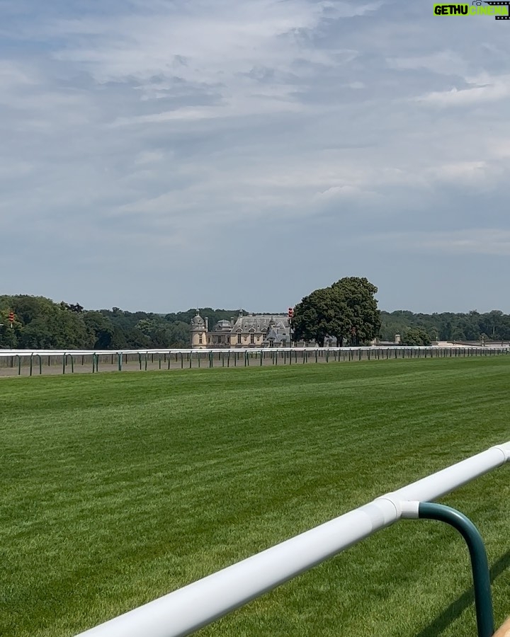 Nicolas Couteau Instagram - Prix de Diane 2023 🏇🏆 Quelqu’un m’explique la gueule que je tire 😭 au passage c’est quoi votre sport favori ? 😊 Chantilly