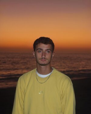 Nicolas Couteau Instagram - Catch and release 😮‍💨 seul, heureux et prêt pour un nouveau départ. 
Dites moi votre safe place ? Perso moi c’est les Sunset sur la plage 🫠