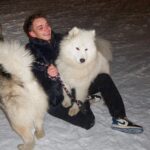 Nicolas Couteau Instagram - A la recherche d’un Dogsitter ? Call me ! 🐾🦮 Non en vrai je ne m’en sortais plus ils avaient trop de force 😂 #doglover Courchevel 1850