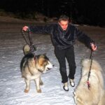 Nicolas Couteau Instagram – A la recherche d’un Dogsitter ? Call me ! 🐾🦮
Non en vrai je ne m’en sortais plus ils avaient trop de force 😂
#doglover Courchevel 1850