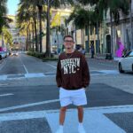 Nicolas Couteau Instagram - Beverly Hills promenade 🤓 j’ai grave une tête d’intello avec les lunettes 😂 c’est quoi votre pire connerie en classe ?? Je veux tout savoir 🫶🏼 #gifting Beverly Hills, California