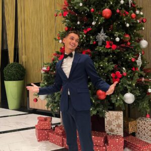 Nicolas Couteau Instagram - Veuillez noter mon jeu d’acteur pour prendre une photo 😭 
Je vous souhaite à tous de la réussite, du bonheur, de l’amour et surtout la santé pour cette merveilleuse année qui nous attend !
On ne sait pas de quoi demain est fait alors profitez au maximum de la vie !!!! ♥️♥️ 🎆