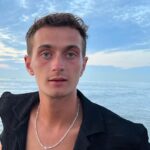 Nicolas Couteau Instagram - Dites vous je fais le beau gosse alors que l’eau de la mer est marron 🤡 #adautres #javaisfroid #onauraessayé Knokke