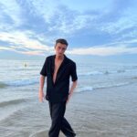 Nicolas Couteau Instagram - Dites vous je fais le beau gosse alors que l’eau de la mer est marron 🤡 #adautres #javaisfroid #onauraessayé Knokke