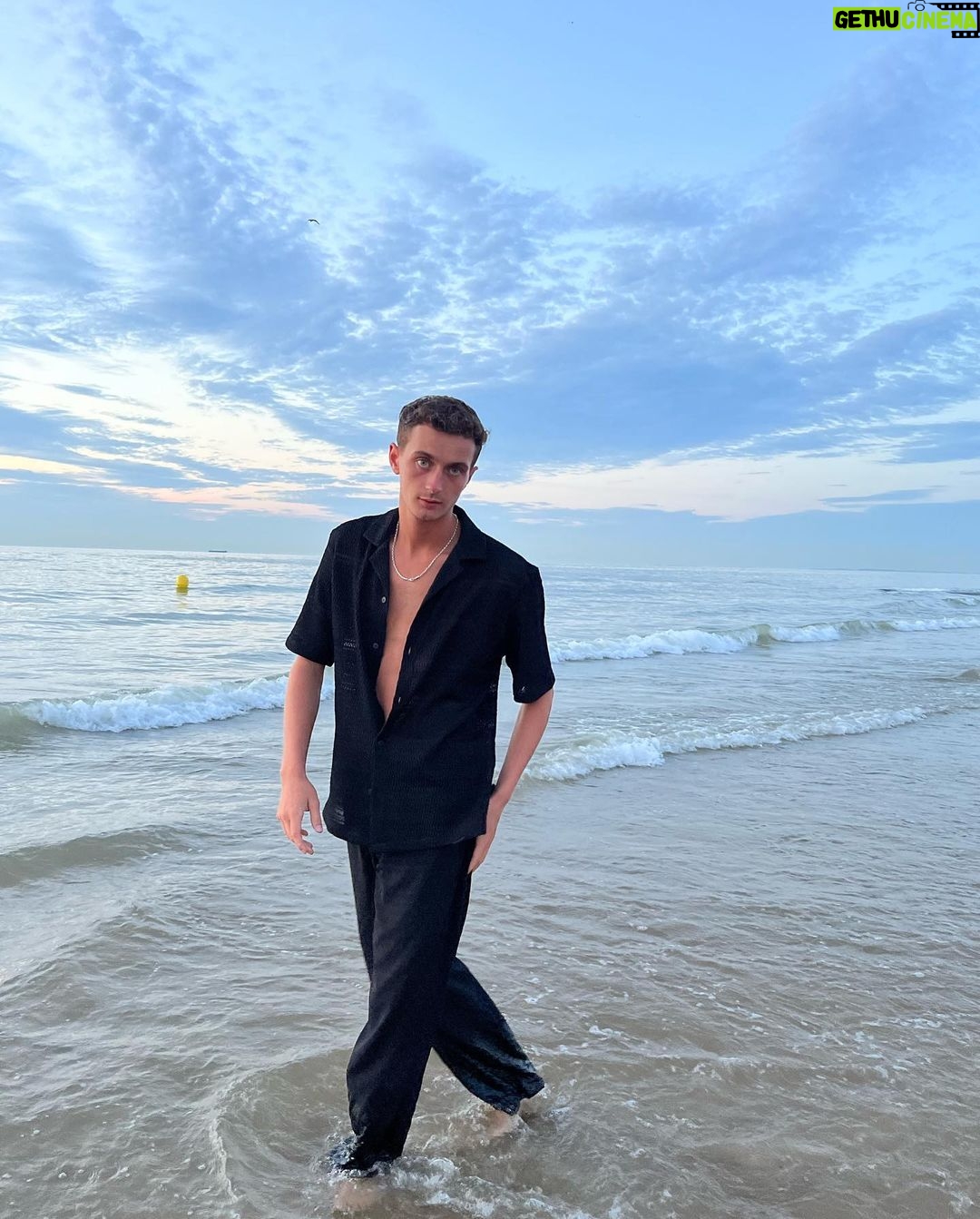 Nicolas Couteau Instagram - Dites vous je fais le beau gosse alors que l’eau de la mer est marron 🤡 #adautres #javaisfroid #onauraessayé Knokke