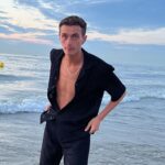 Nicolas Couteau Instagram - Dites vous je fais le beau gosse alors que l’eau de la mer est marron 🤡 #adautres #javaisfroid #onauraessayé Knokke