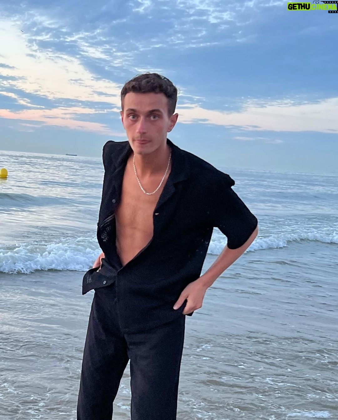 Nicolas Couteau Instagram - Dites vous je fais le beau gosse alors que l’eau de la mer est marron 🤡 #adautres #javaisfroid #onauraessayé Knokke