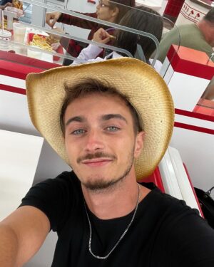Nicolas Couteau Instagram - Bon c’est les dernières photos qu’il me reste de LOS ANGELES ! 🤩 
Photo 1 : un cow boy heureux de son plus beau voyage 🤠
Photo 2 : photo pas ouf mais les yeux 👀 match avec l’OUTFIT donc j’ai kiffé 😂
Photo 3 : ne m’emmenez jamais dans un magasin où la musique est à fond 🕺🏻 
Photo 4 : un coureur 🏃‍♂️ qui vient de finir son footing le plus dur de sa vie à Hollywood 😮‍💨
Photo 5 : I was graduated !!!!!👨🏻‍🎓
Photo 6 : moi sauveteur en mer à Malibu 🛟🌊
Photo 7 : In N Out clairement Mon fast food préféré 🤤 🍔
Photo 8 : Venice beach ma safe place 🌅
Photo 9 : un golden hour de qualité 😍😍
