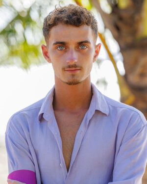 Nicolas Couteau Instagram - La famille, QUE L’AVENTURE COMMENCE ! 😁🌴🥥☀️
#lesapprentisaventuriers #laa6 #teamviolet 
📸: Patrick Robert