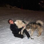 Nicolas Couteau Instagram - A la recherche d’un Dogsitter ? Call me ! 🐾🦮 Non en vrai je ne m’en sortais plus ils avaient trop de force 😂 #doglover Courchevel 1850