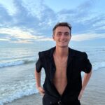 Nicolas Couteau Instagram - Dites vous je fais le beau gosse alors que l’eau de la mer est marron 🤡 #adautres #javaisfroid #onauraessayé Knokke