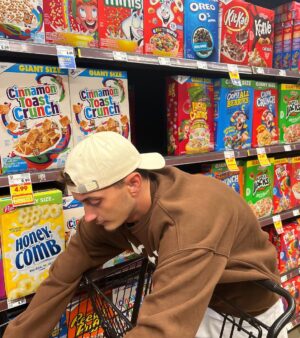 Nicolas Couteau Instagram - Vous êtes team salé ou sucré le matin ? 🤔 
Moi vous connaissez ma passion pour les Lucky Charms 🤤🍉🍒🍎💫🍌