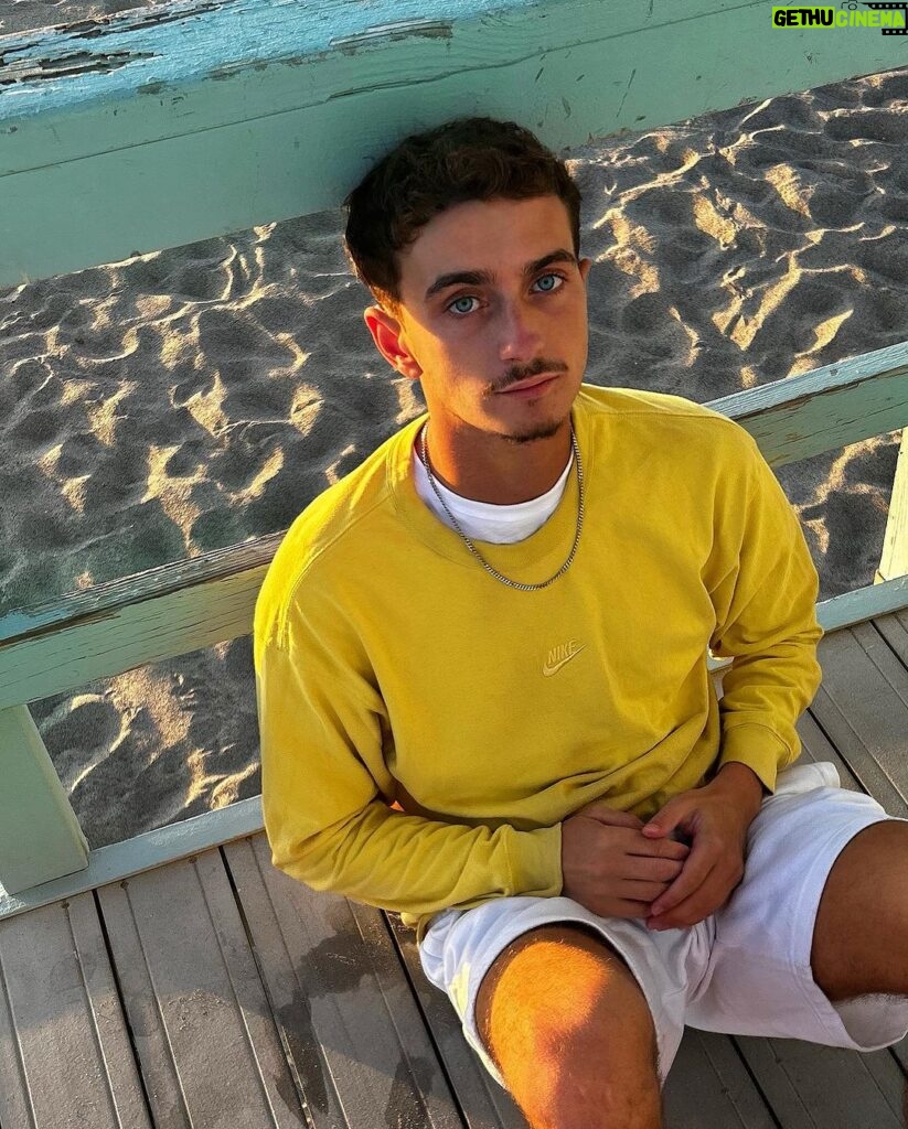 Nicolas Couteau Instagram - Catch and release 😮‍💨 seul, heureux et prêt pour un nouveau départ. Dites moi votre safe place ? Perso moi c’est les Sunset sur la plage 🫠 Malibu