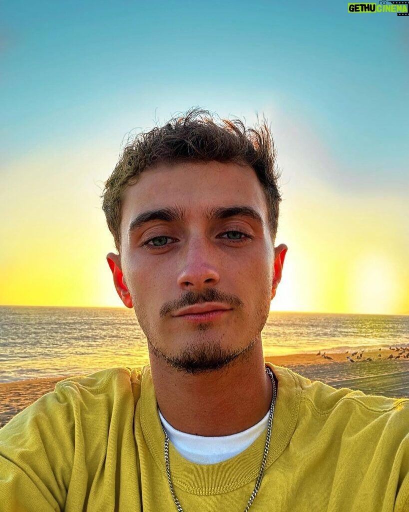 Nicolas Couteau Instagram - Catch and release 😮‍💨 seul, heureux et prêt pour un nouveau départ. Dites moi votre safe place ? Perso moi c’est les Sunset sur la plage 🫠 Malibu