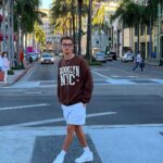 Nicolas Couteau Instagram - Beverly Hills promenade 🤓 j’ai grave une tête d’intello avec les lunettes 😂 c’est quoi votre pire connerie en classe ?? Je veux tout savoir 🫶🏼 #gifting Beverly Hills, California