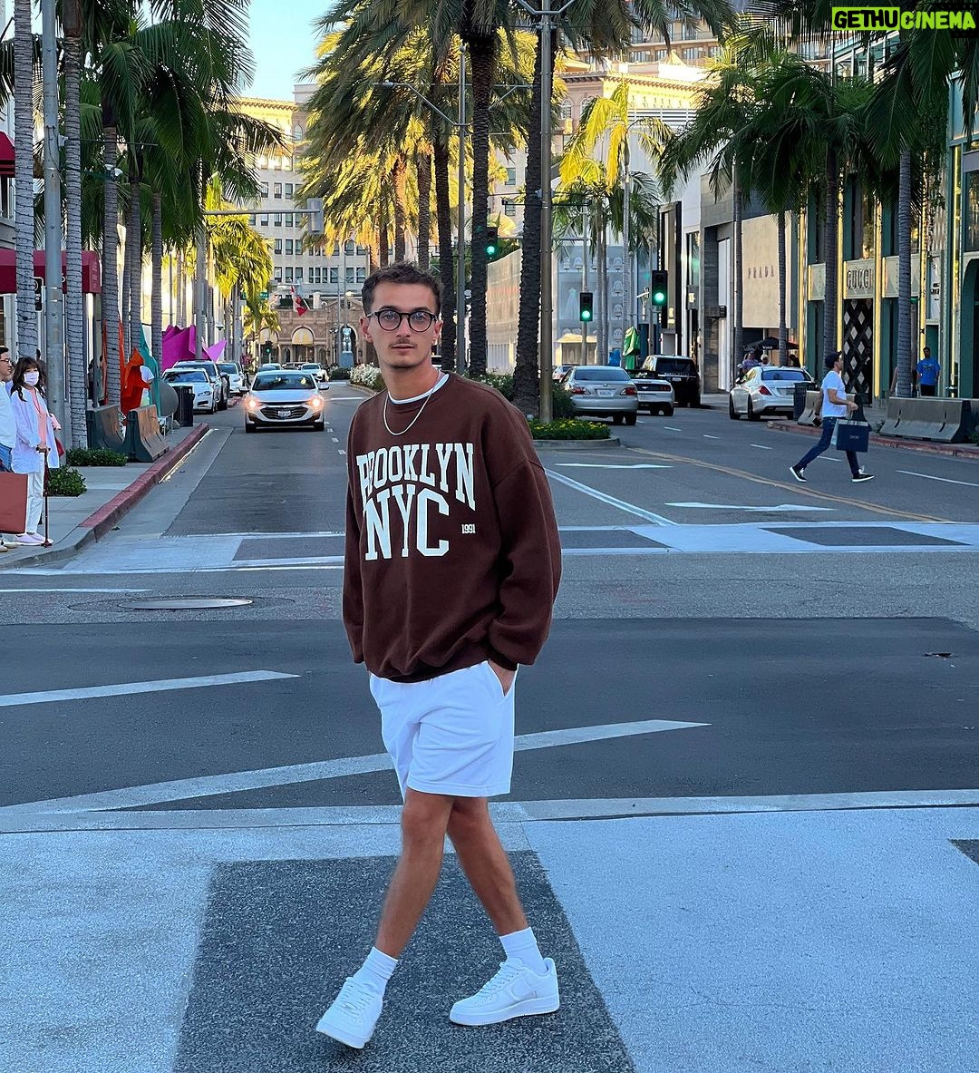 Nicolas Couteau Instagram - Beverly Hills promenade š¤ jāai grave une tĆŖte dāintello avec les lunettes š cāest quoi votre pire connerie en classe ?? Je veux tout savoir š«¶š¼ #gifting Beverly Hills, California