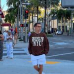 Nicolas Couteau Instagram - Beverly Hills promenade 🤓 j’ai grave une tête d’intello avec les lunettes 😂 c’est quoi votre pire connerie en classe ?? Je veux tout savoir 🫶🏼 #gifting Beverly Hills, California