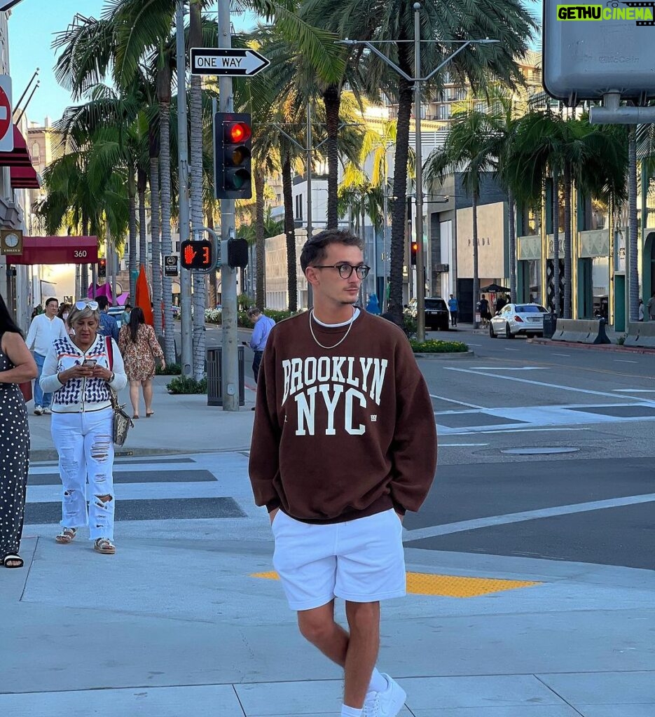 Nicolas Couteau Instagram - Beverly Hills promenade 🤓 j’ai grave une tête d’intello avec les lunettes 😂 c’est quoi votre pire connerie en classe ?? Je veux tout savoir 🫶🏼 #gifting Beverly Hills, California