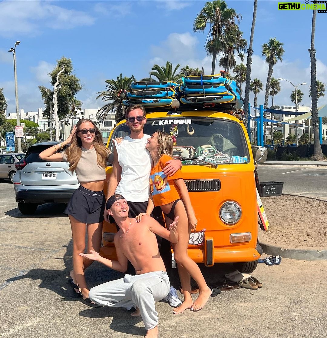 Nicolas Couteau Instagram - Surf’s up 🏄🏻♂️☀️🌊👙⛱️🏝️🩳 Santa Monica, California