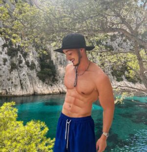 Nicolas Couteau Instagram - Photo 1: hyper bg même si on voit les bourlets du ventre #golasalle 
Photo 2: mon corps naturel sans retouche #enzozadig #lesjalouxvontmaigrir 
Photo 3: mon corps ou j’ai Photoshop en retirant mes muscles 😭 #cafaitbizarredemevoirsansmuscles
Photo 4 : photo d’un mec motivé #onsaitdouonvient #lahonda 
Photo 5: vidéo qui représente mon aventure dans les 50 #onestla 
Photo 6: la nage du petit chien #monexcopine 
Photo 7: je ne sais pas mais je trouve ça fait stylé #çapart 
Photo 8: une photo de mes dents pas droites #mskine #facette 

Laquelle est votre préférée ? 😇