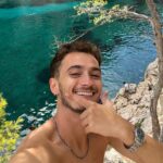 Nicolas Couteau Instagram - Photo 1: hyper bg même si on voit les bourlets du ventre #golasalle Photo 2: mon corps naturel sans retouche #enzozadig #lesjalouxvontmaigrir Photo 3: mon corps ou j’ai Photoshop en retirant mes muscles 😭 #cafaitbizarredemevoirsansmuscles Photo 4 : photo d’un mec motivé #onsaitdouonvient #lahonda Photo 5: vidéo qui représente mon aventure dans les 50 #onestla Photo 6: la nage du petit chien #monexcopine Photo 7: je ne sais pas mais je trouve ça fait stylé #çapart Photo 8: une photo de mes dents pas droites #mskine #facette Laquelle est votre préférée ? 😇 Cassis