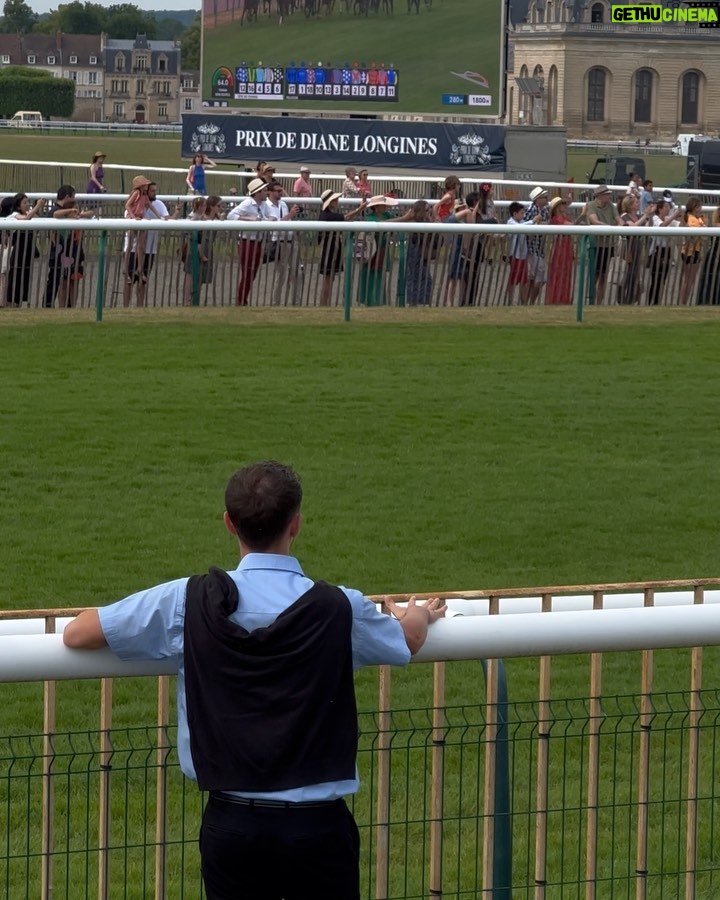 Nicolas Couteau Instagram - Prix de Diane 2023 🏇🏆 Quelqu’un m’explique la gueule que je tire 😭 au passage c’est quoi votre sport favori ? 😊 Chantilly