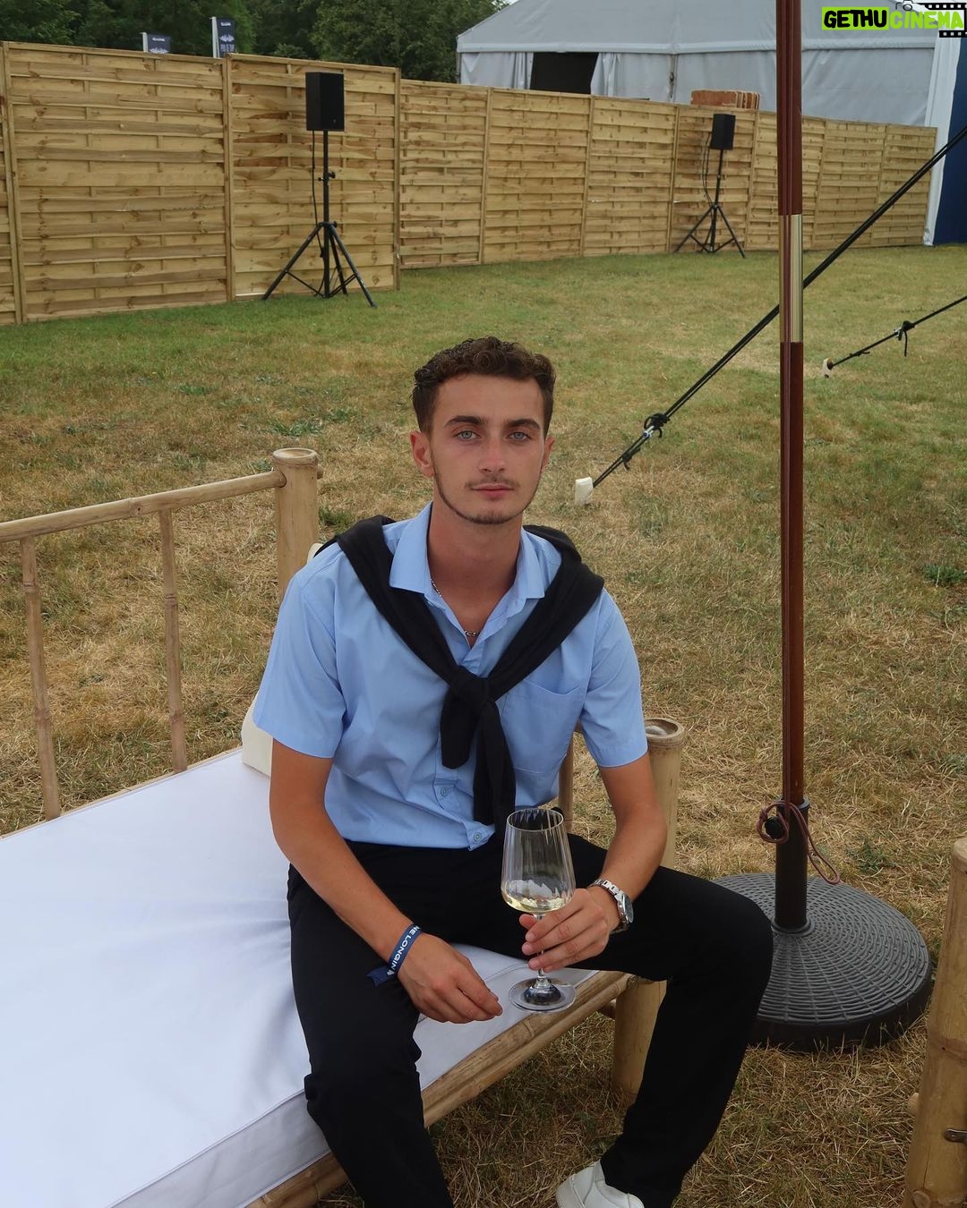 Nicolas Couteau Instagram - Prix de Diane 2023 🏇🏆 Quelqu’un m’explique la gueule que je tire 😭 au passage c’est quoi votre sport favori ? 😊 Chantilly