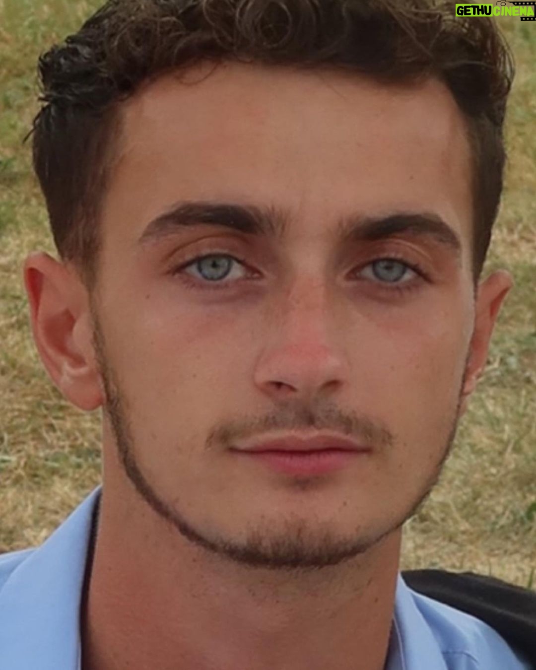 Nicolas Couteau Instagram - Prix de Diane 2023 🏇🏆 Quelqu’un m’explique la gueule que je tire 😭 au passage c’est quoi votre sport favori ? 😊 Chantilly