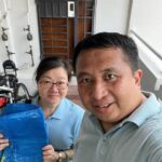 Nicole Seah Instagram - Selamat berbuka puasa! Pasukan EC telah membungkus bubur untuk blok sewa di Fengshan bersama sukarelawan AP Faisal di Kaki Bukit. Bubur itu sangat berbeza daripada yang biasa saya lihat dalam masakan Teochew dan Kantonis. Ini serupa dengan versi "jok" sup kambing yang sangat menyelerakan dan beraroma! Saya bertanya kepada rakan seperjuangan parti @abdulshariff.sg tentang asal usul bubur ini dan, sesuai dengan pengalamannya sebagai seorang bekas penyelidik, dia memberikan latarbelakang sejarah yang munasabah tentang tradisi ini. Ia mungkin bermula pada tahun 1949 di mana bubur dihidangkan kepada jemaah berbuka puasa di masjid. Pada masa-masa berikutnya, ia mula diedarkan kepada orang ramai secara percuma sepanjang bulan Ramadan. Dikenali sebagai Bubur Lambuk, ia juga mengandungi rempah yang menghangatkan dan berkhasiat seperti bunga lawang dan buah pelaga yang mempunyai khasiat kesihatan yang diakui. Bubur yang kami sajikan khususnya ini mendapat sambutan ramai kerana ia ditempah dari katering Hasan Rabit, sebuah toko makan yang termasyhur dan terkenal dengan briyaninya. Apabila kami menghantar bubur dan kurma kepada penduduk, mereka sangat teruja setiap kali kami menyebut nama Encik Hasan Rabit dan mengatakan bahawa mereka merasa senang sekali menerima bubur itu!