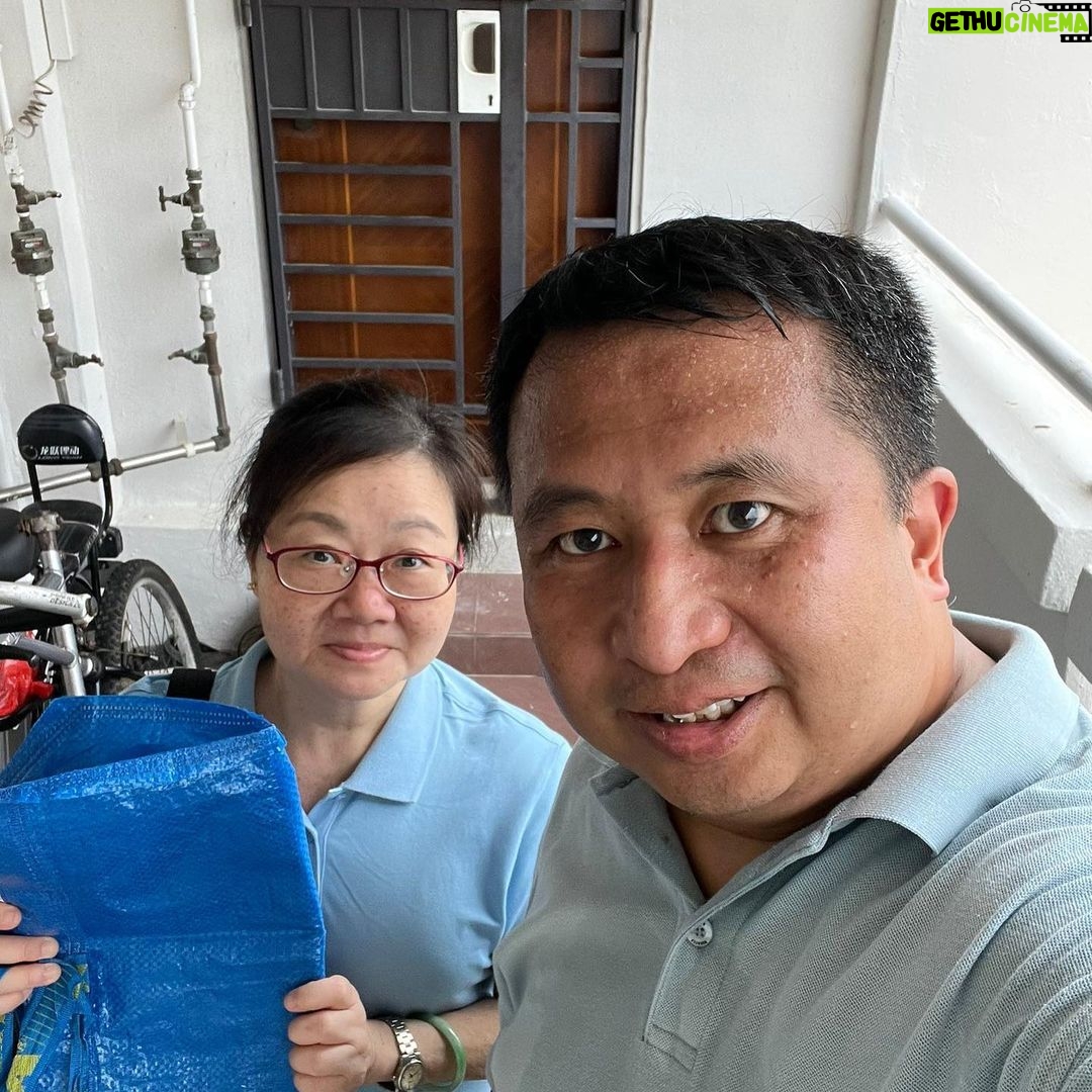 Nicole Seah Instagram - Selamat berbuka puasa! Pasukan EC telah membungkus bubur untuk blok sewa di Fengshan bersama sukarelawan AP Faisal di Kaki Bukit. Bubur itu sangat berbeza daripada yang biasa saya lihat dalam masakan Teochew dan Kantonis. Ini serupa dengan versi "jok" sup kambing yang sangat menyelerakan dan beraroma! Saya bertanya kepada rakan seperjuangan parti @abdulshariff.sg tentang asal usul bubur ini dan, sesuai dengan pengalamannya sebagai seorang bekas penyelidik, dia memberikan latarbelakang sejarah yang munasabah tentang tradisi ini. Ia mungkin bermula pada tahun 1949 di mana bubur dihidangkan kepada jemaah berbuka puasa di masjid. Pada masa-masa berikutnya, ia mula diedarkan kepada orang ramai secara percuma sepanjang bulan Ramadan. Dikenali sebagai Bubur Lambuk, ia juga mengandungi rempah yang menghangatkan dan berkhasiat seperti bunga lawang dan buah pelaga yang mempunyai khasiat kesihatan yang diakui. Bubur yang kami sajikan khususnya ini mendapat sambutan ramai kerana ia ditempah dari katering Hasan Rabit, sebuah toko makan yang termasyhur dan terkenal dengan briyaninya. Apabila kami menghantar bubur dan kurma kepada penduduk, mereka sangat teruja setiap kali kami menyebut nama Encik Hasan Rabit dan mengatakan bahawa mereka merasa senang sekali menerima bubur itu!