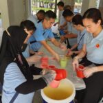Nicole Seah Instagram - Selamat berbuka puasa! Pasukan EC telah membungkus bubur untuk blok sewa di Fengshan bersama sukarelawan AP Faisal di Kaki Bukit. Bubur itu sangat berbeza daripada yang biasa saya lihat dalam masakan Teochew dan Kantonis. Ini serupa dengan versi "jok" sup kambing yang sangat menyelerakan dan beraroma! Saya bertanya kepada rakan seperjuangan parti @abdulshariff.sg tentang asal usul bubur ini dan, sesuai dengan pengalamannya sebagai seorang bekas penyelidik, dia memberikan latarbelakang sejarah yang munasabah tentang tradisi ini. Ia mungkin bermula pada tahun 1949 di mana bubur dihidangkan kepada jemaah berbuka puasa di masjid. Pada masa-masa berikutnya, ia mula diedarkan kepada orang ramai secara percuma sepanjang bulan Ramadan. Dikenali sebagai Bubur Lambuk, ia juga mengandungi rempah yang menghangatkan dan berkhasiat seperti bunga lawang dan buah pelaga yang mempunyai khasiat kesihatan yang diakui. Bubur yang kami sajikan khususnya ini mendapat sambutan ramai kerana ia ditempah dari katering Hasan Rabit, sebuah toko makan yang termasyhur dan terkenal dengan briyaninya. Apabila kami menghantar bubur dan kurma kepada penduduk, mereka sangat teruja setiap kali kami menyebut nama Encik Hasan Rabit dan mengatakan bahawa mereka merasa senang sekali menerima bubur itu!