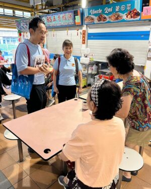 Nicole Seah Instagram - It always feels like home in Fengshan hawker centre, where @fooseckguan.sg, myself and the team had our market visits this morning. It’s my third time here in 2 weeks, as we visited in the evening after our weekday house visits and after food distribution. A volunteer remarked that it almost feels like a Kampong because the residents and stallholders we meet are always warm and welcoming, and ready to engage in a deep conversation about their lives and the issues that matter to them. One interesting convo that popped up by a lecturer having her breakfast, touched on how we can continue to foster interest amongst the youth to patronise hawker centres as a social gathering point, and to appreciate the hawker trade. It is hard work being a hawker, with many of the stalls opening at 4-5am just to prep and make sure they are ready for the day. We are also appreciative for the wealth of affordable culinary options available to us, even as hawkers grapple with the rising costs of raw materials.