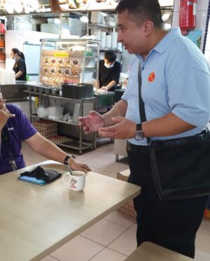 Nicole Seah Instagram - It always feels like home in Fengshan hawker centre, where @fooseckguan.sg, myself and the team had our market visits this morning. It’s my third time here in 2 weeks, as we visited in the evening after our weekday house visits and after food distribution. A volunteer remarked that it almost feels like a Kampong because the residents and stallholders we meet are always warm and welcoming, and ready to engage in a deep conversation about their lives and the issues that matter to them. One interesting convo that popped up by a lecturer having her breakfast, touched on how we can continue to foster interest amongst the youth to patronise hawker centres as a social gathering point, and to appreciate the hawker trade. It is hard work being a hawker, with many of the stalls opening at 4-5am just to prep and make sure they are ready for the day. We are also appreciative for the wealth of affordable culinary options available to us, even as hawkers grapple with the rising costs of raw materials.
