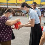 Nicole Seah Instagram - Would like 兔 wish everyone a healthy and happy year of the Rabbit this lunar new year! The WP East Coast GRC team, alongside @fooseckguan.sg , @abdulshariff.sg and myself, reprised tradition with our annual orange distribution at several locations in East Coast GRC over the weekend such as Simei, 16, 58, 85, 216 and 105 (Fengshan). We’re very grateful to have met with so many residents multiple times over the past year and there is always an underlying sense of celebration at each of the markets as Singaporeans are buoyed by a fresh start to the year ahead. It is also heartening to see how priorities have shifted over the last few years since covid. While in the past many would have uttered greetings of prosperity such as Huat ah! Or Gong Xi Fa Cai, it was unanimous this year that the topmost greeting of importance for everyone is “Sheng Ti Jian Kang” (身体健康），as many residents said that it is the most important blessing of them all. It is a great reminder for all of us to prioritise and focus on our physical and mental health for the coming year!