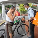 Nicole Seah Instagram - Would like 兔 wish everyone a healthy and happy year of the Rabbit this lunar new year! The WP East Coast GRC team, alongside @fooseckguan.sg , @abdulshariff.sg and myself, reprised tradition with our annual orange distribution at several locations in East Coast GRC over the weekend such as Simei, 16, 58, 85, 216 and 105 (Fengshan). We’re very grateful to have met with so many residents multiple times over the past year and there is always an underlying sense of celebration at each of the markets as Singaporeans are buoyed by a fresh start to the year ahead. It is also heartening to see how priorities have shifted over the last few years since covid. While in the past many would have uttered greetings of prosperity such as Huat ah! Or Gong Xi Fa Cai, it was unanimous this year that the topmost greeting of importance for everyone is “Sheng Ti Jian Kang” (身体健康），as many residents said that it is the most important blessing of them all. It is a great reminder for all of us to prioritise and focus on our physical and mental health for the coming year!