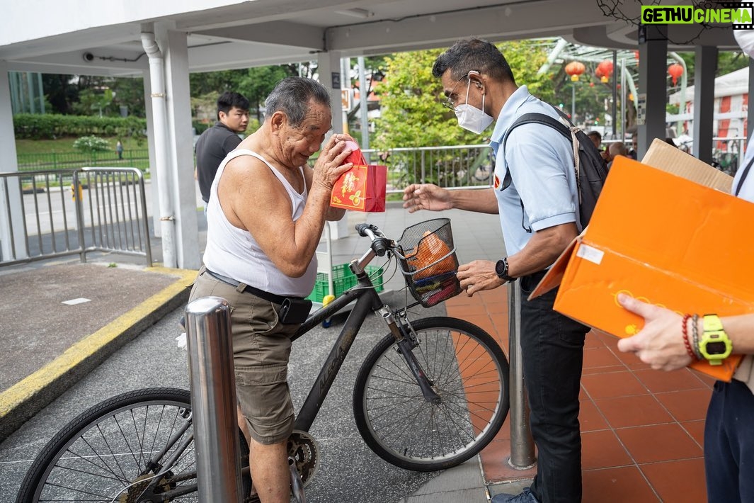 Nicole Seah Instagram - Would like 兔 wish everyone a healthy and happy year of the Rabbit this lunar new year! The WP East Coast GRC team, alongside @fooseckguan.sg , @abdulshariff.sg and myself, reprised tradition with our annual orange distribution at several locations in East Coast GRC over the weekend such as Simei, 16, 58, 85, 216 and 105 (Fengshan). We’re very grateful to have met with so many residents multiple times over the past year and there is always an underlying sense of celebration at each of the markets as Singaporeans are buoyed by a fresh start to the year ahead. It is also heartening to see how priorities have shifted over the last few years since covid. While in the past many would have uttered greetings of prosperity such as Huat ah! Or Gong Xi Fa Cai, it was unanimous this year that the topmost greeting of importance for everyone is “Sheng Ti Jian Kang” (身体健康),as many residents said that it is the most important blessing of them all. It is a great reminder for all of us to prioritise and focus on our physical and mental health for the coming year!