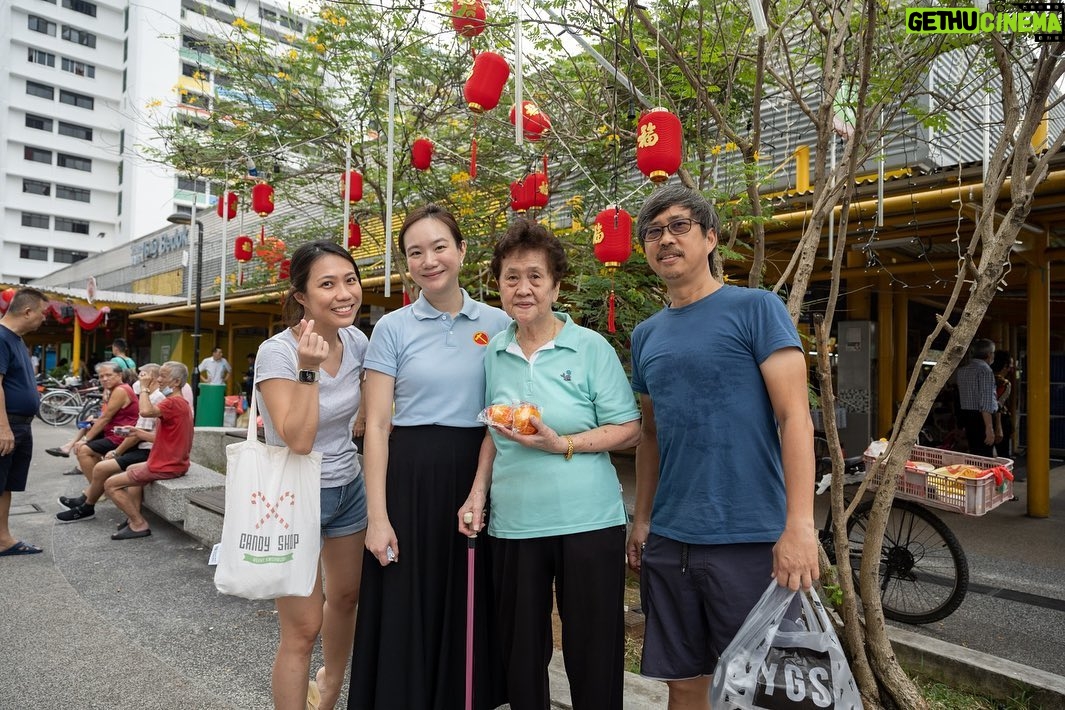 Nicole Seah Instagram - Would like 兔 wish everyone a healthy and happy year of the Rabbit this lunar new year! The WP East Coast GRC team, alongside @fooseckguan.sg , @abdulshariff.sg and myself, reprised tradition with our annual orange distribution at several locations in East Coast GRC over the weekend such as Simei, 16, 58, 85, 216 and 105 (Fengshan). We’re very grateful to have met with so many residents multiple times over the past year and there is always an underlying sense of celebration at each of the markets as Singaporeans are buoyed by a fresh start to the year ahead. It is also heartening to see how priorities have shifted over the last few years since covid. While in the past many would have uttered greetings of prosperity such as Huat ah! Or Gong Xi Fa Cai, it was unanimous this year that the topmost greeting of importance for everyone is “Sheng Ti Jian Kang” (身体健康),as many residents said that it is the most important blessing of them all. It is a great reminder for all of us to prioritise and focus on our physical and mental health for the coming year!
