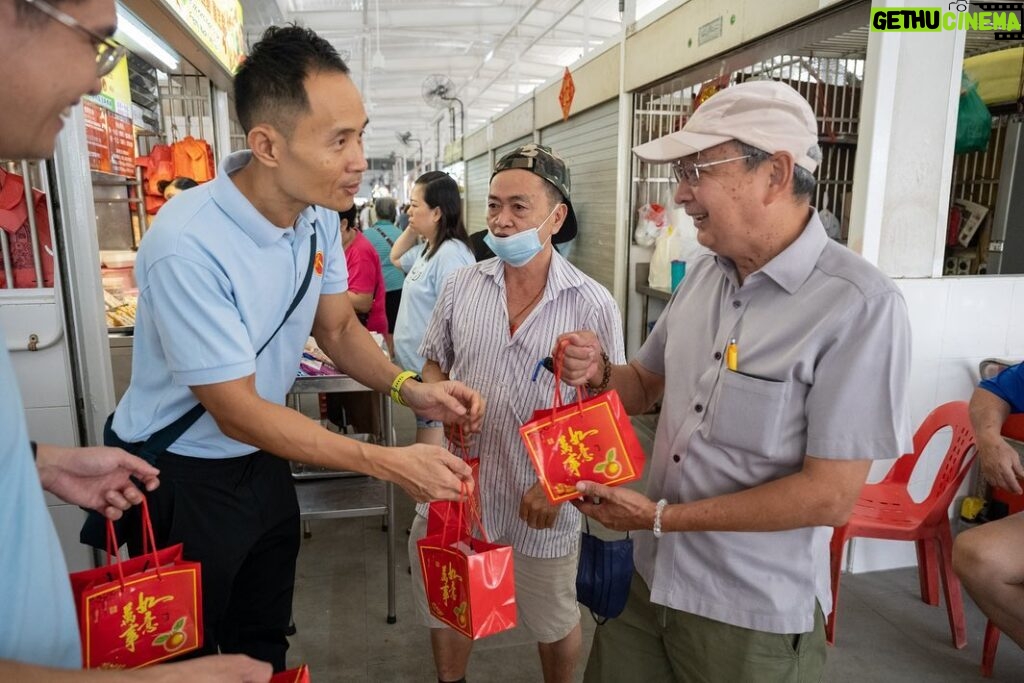 Nicole Seah Instagram - Would like 兔 wish everyone a healthy and happy year of the Rabbit this lunar new year! The WP East Coast GRC team, alongside @fooseckguan.sg , @abdulshariff.sg and myself, reprised tradition with our annual orange distribution at several locations in East Coast GRC over the weekend such as Simei, 16, 58, 85, 216 and 105 (Fengshan). We’re very grateful to have met with so many residents multiple times over the past year and there is always an underlying sense of celebration at each of the markets as Singaporeans are buoyed by a fresh start to the year ahead. It is also heartening to see how priorities have shifted over the last few years since covid. While in the past many would have uttered greetings of prosperity such as Huat ah! Or Gong Xi Fa Cai, it was unanimous this year that the topmost greeting of importance for everyone is “Sheng Ti Jian Kang” (身体健康），as many residents said that it is the most important blessing of them all. It is a great reminder for all of us to prioritise and focus on our physical and mental health for the coming year!