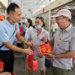 Nicole Seah Instagram - Would like 兔 wish everyone a healthy and happy year of the Rabbit this lunar new year! The WP East Coast GRC team, alongside @fooseckguan.sg , @abdulshariff.sg and myself, reprised tradition with our annual orange distribution at several locations in East Coast GRC over the weekend such as Simei, 16, 58, 85, 216 and 105 (Fengshan). We’re very grateful to have met with so many residents multiple times over the past year and there is always an underlying sense of celebration at each of the markets as Singaporeans are buoyed by a fresh start to the year ahead. It is also heartening to see how priorities have shifted over the last few years since covid. While in the past many would have uttered greetings of prosperity such as Huat ah! Or Gong Xi Fa Cai, it was unanimous this year that the topmost greeting of importance for everyone is “Sheng Ti Jian Kang” (身体健康），as many residents said that it is the most important blessing of them all. It is a great reminder for all of us to prioritise and focus on our physical and mental health for the coming year!