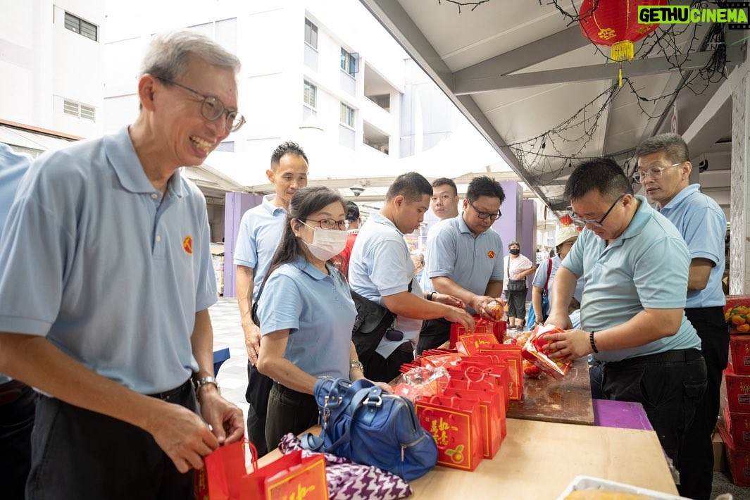 Nicole Seah Instagram - Would like 兔 wish everyone a healthy and happy year of the Rabbit this lunar new year! The WP East Coast GRC team, alongside @fooseckguan.sg , @abdulshariff.sg and myself, reprised tradition with our annual orange distribution at several locations in East Coast GRC over the weekend such as Simei, 16, 58, 85, 216 and 105 (Fengshan). We’re very grateful to have met with so many residents multiple times over the past year and there is always an underlying sense of celebration at each of the markets as Singaporeans are buoyed by a fresh start to the year ahead. It is also heartening to see how priorities have shifted over the last few years since covid. While in the past many would have uttered greetings of prosperity such as Huat ah! Or Gong Xi Fa Cai, it was unanimous this year that the topmost greeting of importance for everyone is “Sheng Ti Jian Kang” (身体健康),as many residents said that it is the most important blessing of them all. It is a great reminder for all of us to prioritise and focus on our physical and mental health for the coming year!