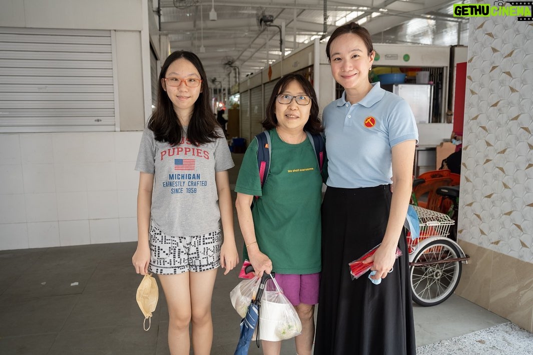 Nicole Seah Instagram - Would like 兔 wish everyone a healthy and happy year of the Rabbit this lunar new year! The WP East Coast GRC team, alongside @fooseckguan.sg , @abdulshariff.sg and myself, reprised tradition with our annual orange distribution at several locations in East Coast GRC over the weekend such as Simei, 16, 58, 85, 216 and 105 (Fengshan). We’re very grateful to have met with so many residents multiple times over the past year and there is always an underlying sense of celebration at each of the markets as Singaporeans are buoyed by a fresh start to the year ahead. It is also heartening to see how priorities have shifted over the last few years since covid. While in the past many would have uttered greetings of prosperity such as Huat ah! Or Gong Xi Fa Cai, it was unanimous this year that the topmost greeting of importance for everyone is “Sheng Ti Jian Kang” (身体健康),as many residents said that it is the most important blessing of them all. It is a great reminder for all of us to prioritise and focus on our physical and mental health for the coming year!