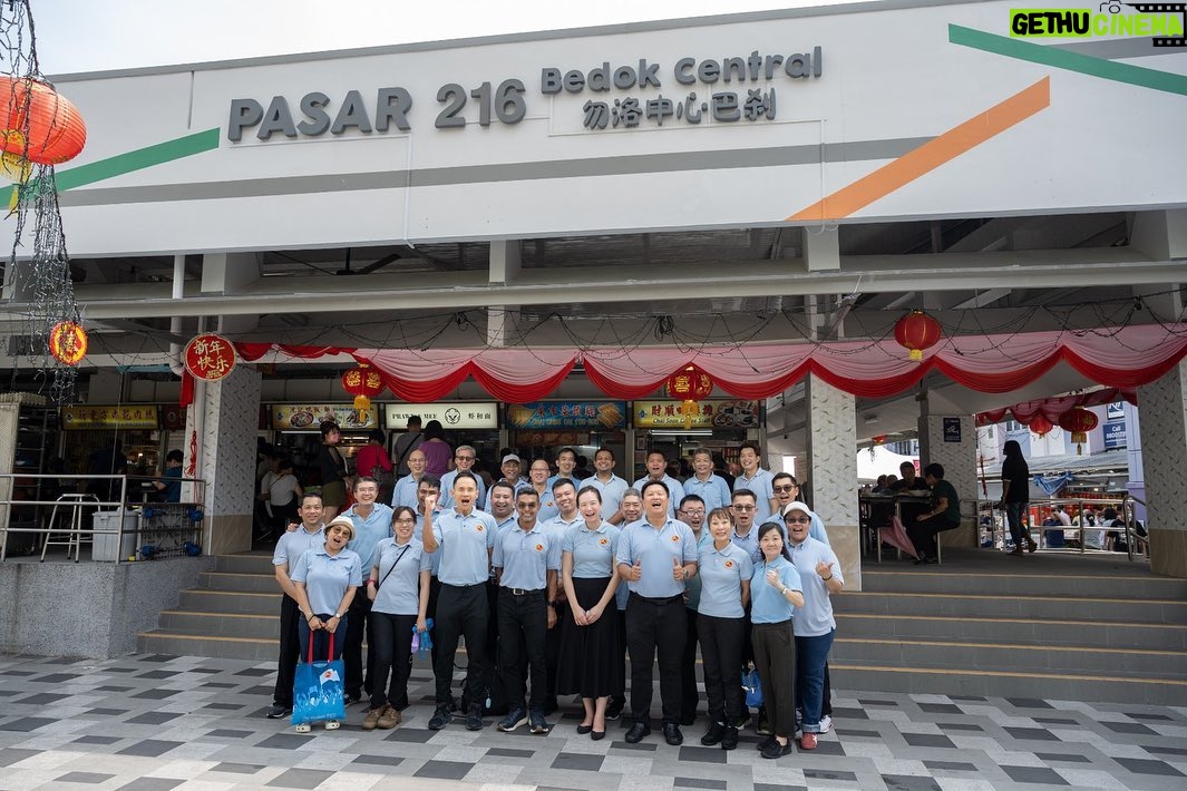Nicole Seah Instagram - Would like 兔 wish everyone a healthy and happy year of the Rabbit this lunar new year! The WP East Coast GRC team, alongside @fooseckguan.sg , @abdulshariff.sg and myself, reprised tradition with our annual orange distribution at several locations in East Coast GRC over the weekend such as Simei, 16, 58, 85, 216 and 105 (Fengshan). We’re very grateful to have met with so many residents multiple times over the past year and there is always an underlying sense of celebration at each of the markets as Singaporeans are buoyed by a fresh start to the year ahead. It is also heartening to see how priorities have shifted over the last few years since covid. While in the past many would have uttered greetings of prosperity such as Huat ah! Or Gong Xi Fa Cai, it was unanimous this year that the topmost greeting of importance for everyone is “Sheng Ti Jian Kang” (身体健康),as many residents said that it is the most important blessing of them all. It is a great reminder for all of us to prioritise and focus on our physical and mental health for the coming year!