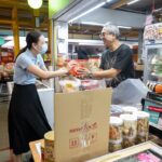 Nicole Seah Instagram - Would like 兔 wish everyone a healthy and happy year of the Rabbit this lunar new year! The WP East Coast GRC team, alongside @fooseckguan.sg , @abdulshariff.sg and myself, reprised tradition with our annual orange distribution at several locations in East Coast GRC over the weekend such as Simei, 16, 58, 85, 216 and 105 (Fengshan). We’re very grateful to have met with so many residents multiple times over the past year and there is always an underlying sense of celebration at each of the markets as Singaporeans are buoyed by a fresh start to the year ahead. It is also heartening to see how priorities have shifted over the last few years since covid. While in the past many would have uttered greetings of prosperity such as Huat ah! Or Gong Xi Fa Cai, it was unanimous this year that the topmost greeting of importance for everyone is “Sheng Ti Jian Kang” (身体健康），as many residents said that it is the most important blessing of them all. It is a great reminder for all of us to prioritise and focus on our physical and mental health for the coming year!