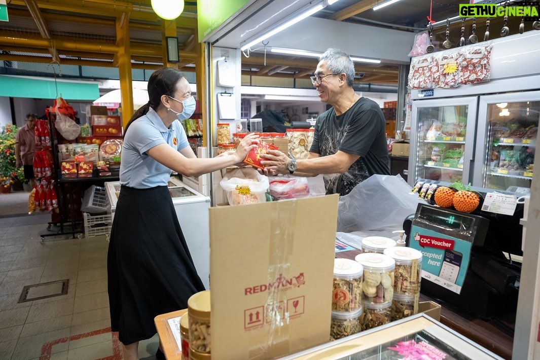 Nicole Seah Instagram - Would like 兔 wish everyone a healthy and happy year of the Rabbit this lunar new year! The WP East Coast GRC team, alongside @fooseckguan.sg , @abdulshariff.sg and myself, reprised tradition with our annual orange distribution at several locations in East Coast GRC over the weekend such as Simei, 16, 58, 85, 216 and 105 (Fengshan). We’re very grateful to have met with so many residents multiple times over the past year and there is always an underlying sense of celebration at each of the markets as Singaporeans are buoyed by a fresh start to the year ahead. It is also heartening to see how priorities have shifted over the last few years since covid. While in the past many would have uttered greetings of prosperity such as Huat ah! Or Gong Xi Fa Cai, it was unanimous this year that the topmost greeting of importance for everyone is “Sheng Ti Jian Kang” (身体健康),as many residents said that it is the most important blessing of them all. It is a great reminder for all of us to prioritise and focus on our physical and mental health for the coming year!