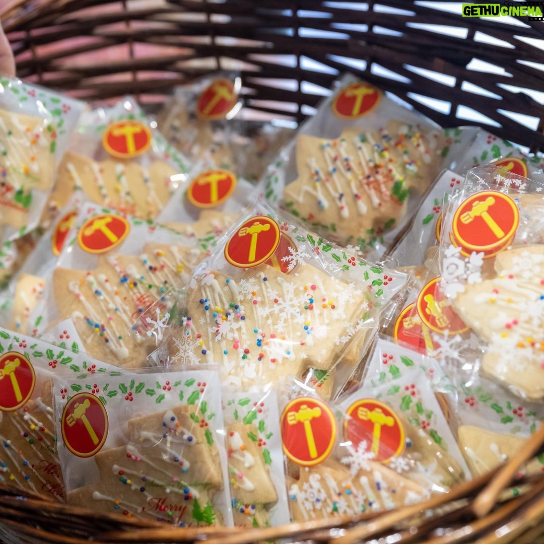 Nicole Seah Instagram - The WP East Coast team including @fooseckguan.sg and myself conducted our Christmas walkabout across the various markets this weekend, delivering 1000 Christmas cookies to the residents of East Coast GRC. This year, we supported a home baker Yummy Story (@yummytory2022 on Instagram) who customised cookies in the shape of a Christmas tree with icing to mimic trimmings and decorations. It was encouraging to feel the warmth and appreciation from residents, many of whom we are now meeting on a repeated basis as the various markets have become familiar ground over the years of outreach. Personally as I reflect on 2022 and the major life changes I’m going through with baby N and juggling raising two young kids alongside professional and political demands, Christmas this year feels a tad quieter and with much less fanfare. It’s also given me pause to appreciate the people in my life who have been a source of strength and support along the way, as well as those whom our paths have crossed or converged. And perhaps that is the spirit of Christmas, for us to take stock of life as it were and our impact on the people in our lives. When we think about the season of gifting, perhaps it is less about chasing the harried purchasing of physical gifts that we bear, and more of the immaterial such as time, thoughtfulness and kindness that leave an indelible trace in hearts and minds. Such gifts are much harder to procure, and require more effort to consistently deliver. I wish everyone happiness and contentment for the coming year, and the now ubiquitous wish that may you also enjoy good physical and mental health always.