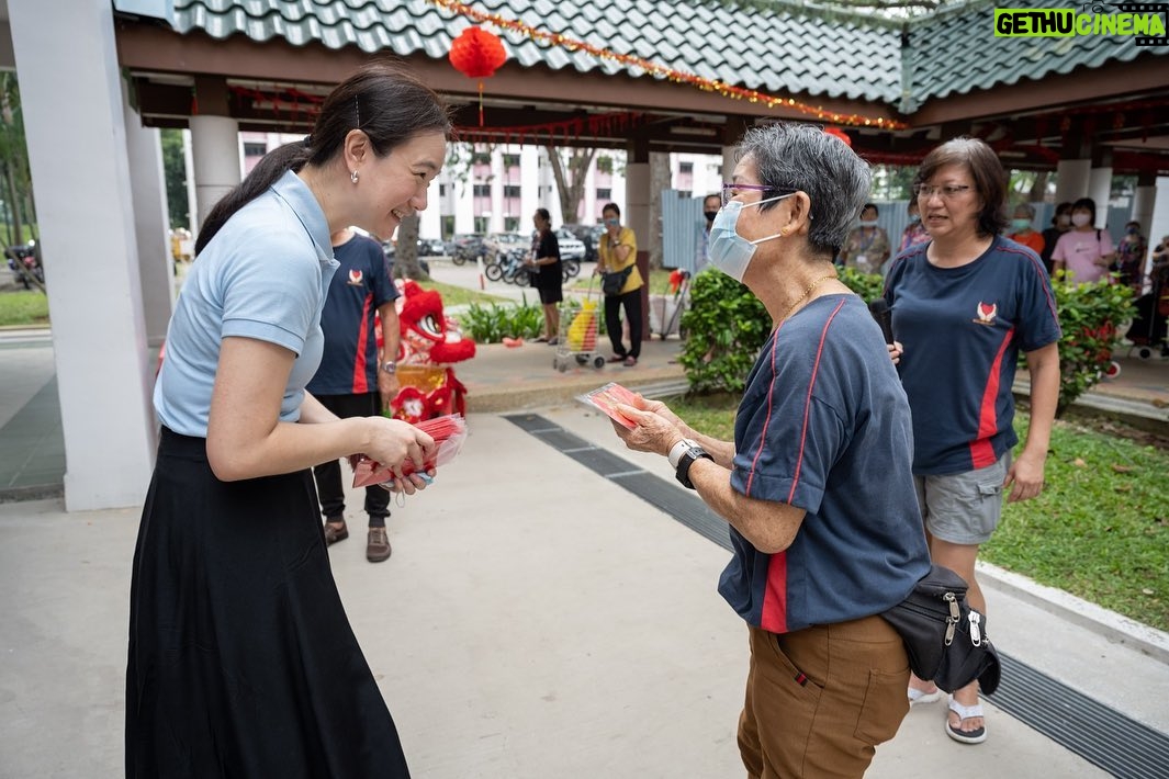 Nicole Seah Instagram - Would like 兔 wish everyone a healthy and happy year of the Rabbit this lunar new year! The WP East Coast GRC team, alongside @fooseckguan.sg , @abdulshariff.sg and myself, reprised tradition with our annual orange distribution at several locations in East Coast GRC over the weekend such as Simei, 16, 58, 85, 216 and 105 (Fengshan). We’re very grateful to have met with so many residents multiple times over the past year and there is always an underlying sense of celebration at each of the markets as Singaporeans are buoyed by a fresh start to the year ahead. It is also heartening to see how priorities have shifted over the last few years since covid. While in the past many would have uttered greetings of prosperity such as Huat ah! Or Gong Xi Fa Cai, it was unanimous this year that the topmost greeting of importance for everyone is “Sheng Ti Jian Kang” (身体健康),as many residents said that it is the most important blessing of them all. It is a great reminder for all of us to prioritise and focus on our physical and mental health for the coming year!